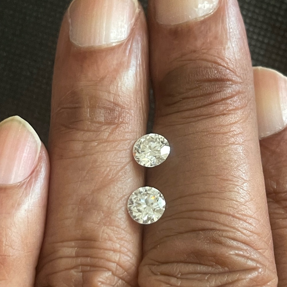 Diamond (Moissanite) - Picture 2 of 3
